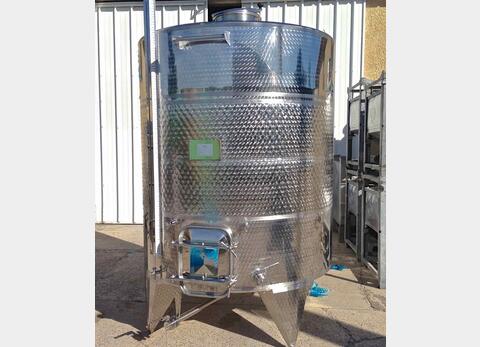 cuve INOX ferm&eacute;e sur pieds de 5500 litres MATERIEL NEUF