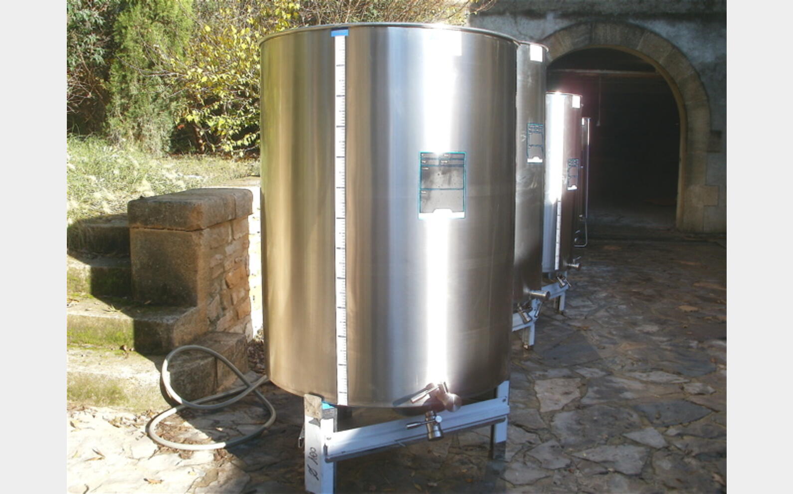 Cuve inox 304 fond bomb&eacute; chap flottant MATERIEL NEUF Volume : 1000 litres
