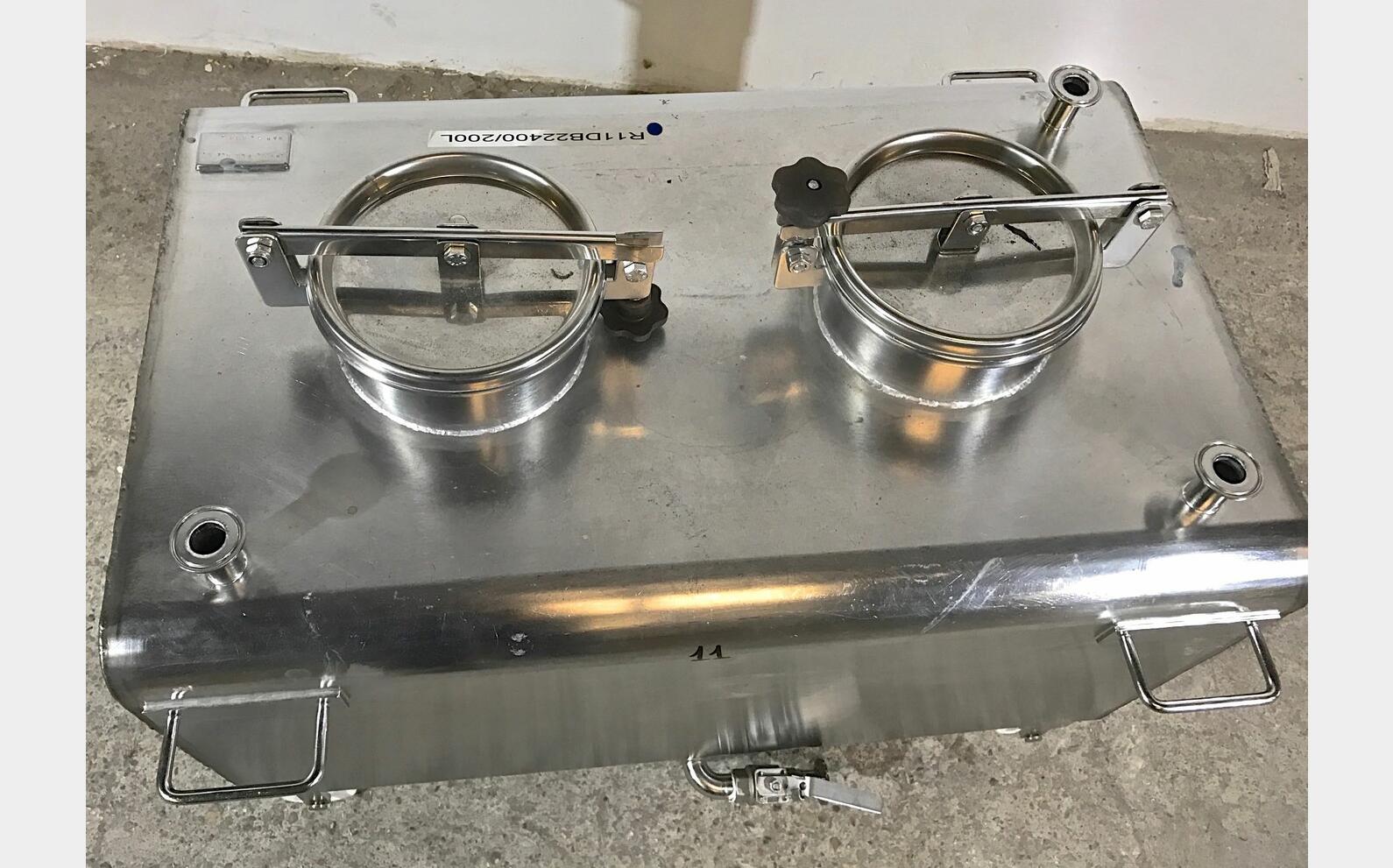 Cuve inox de stockage parall&eacute;l&eacute;pip&egrave;dique