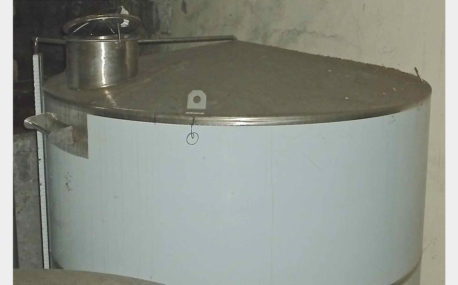 Cuve inox ferm&eacute;e sur pieds
