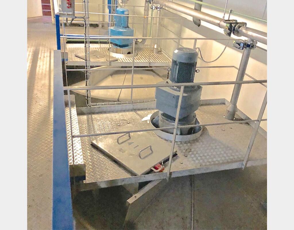 Insulated stainless steel mixing tank