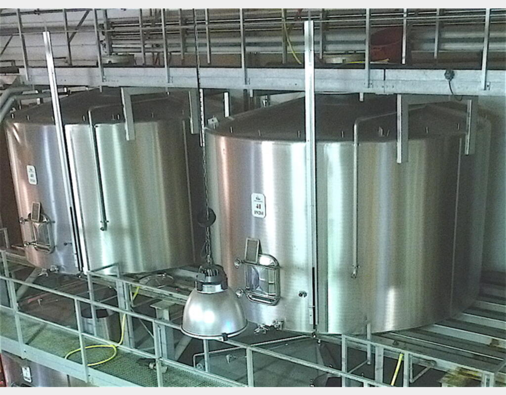 Cuve de stockage INOX - Fond plat incliné sur massif béton