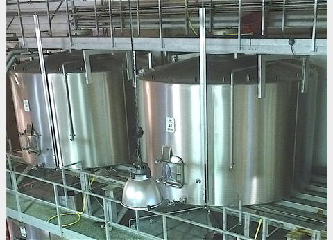 Cuve de stockage INOX - Fond plat incliné sur massif béton