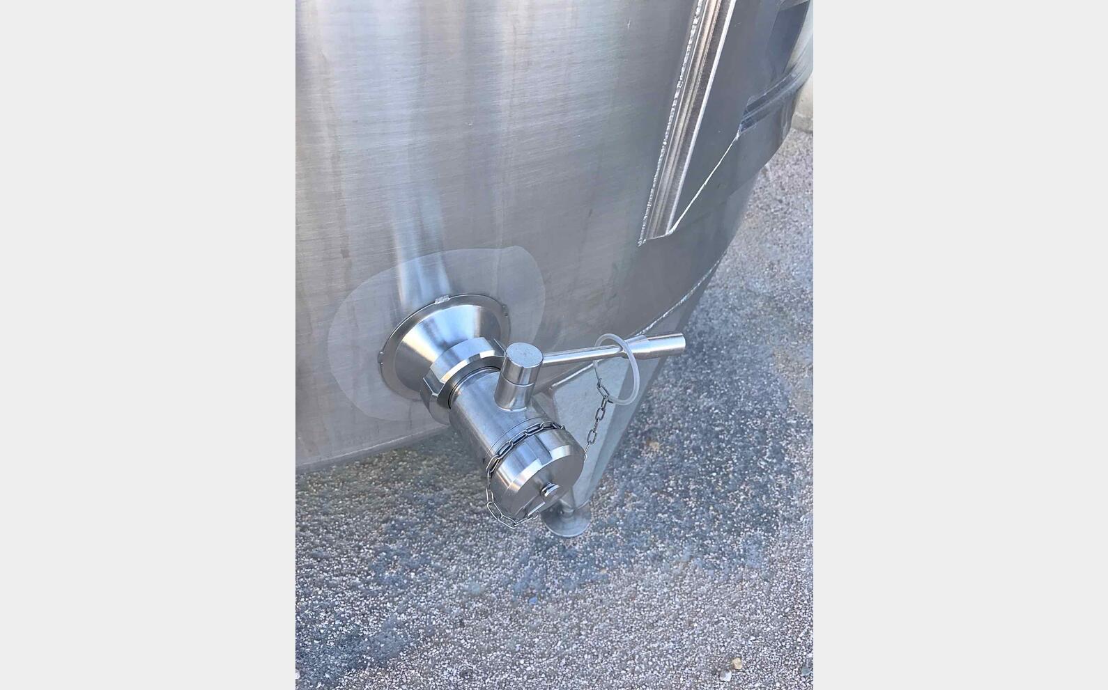 cuve INOX ferm&eacute;e sur pieds de 5300 litres MATERIEL NEUF