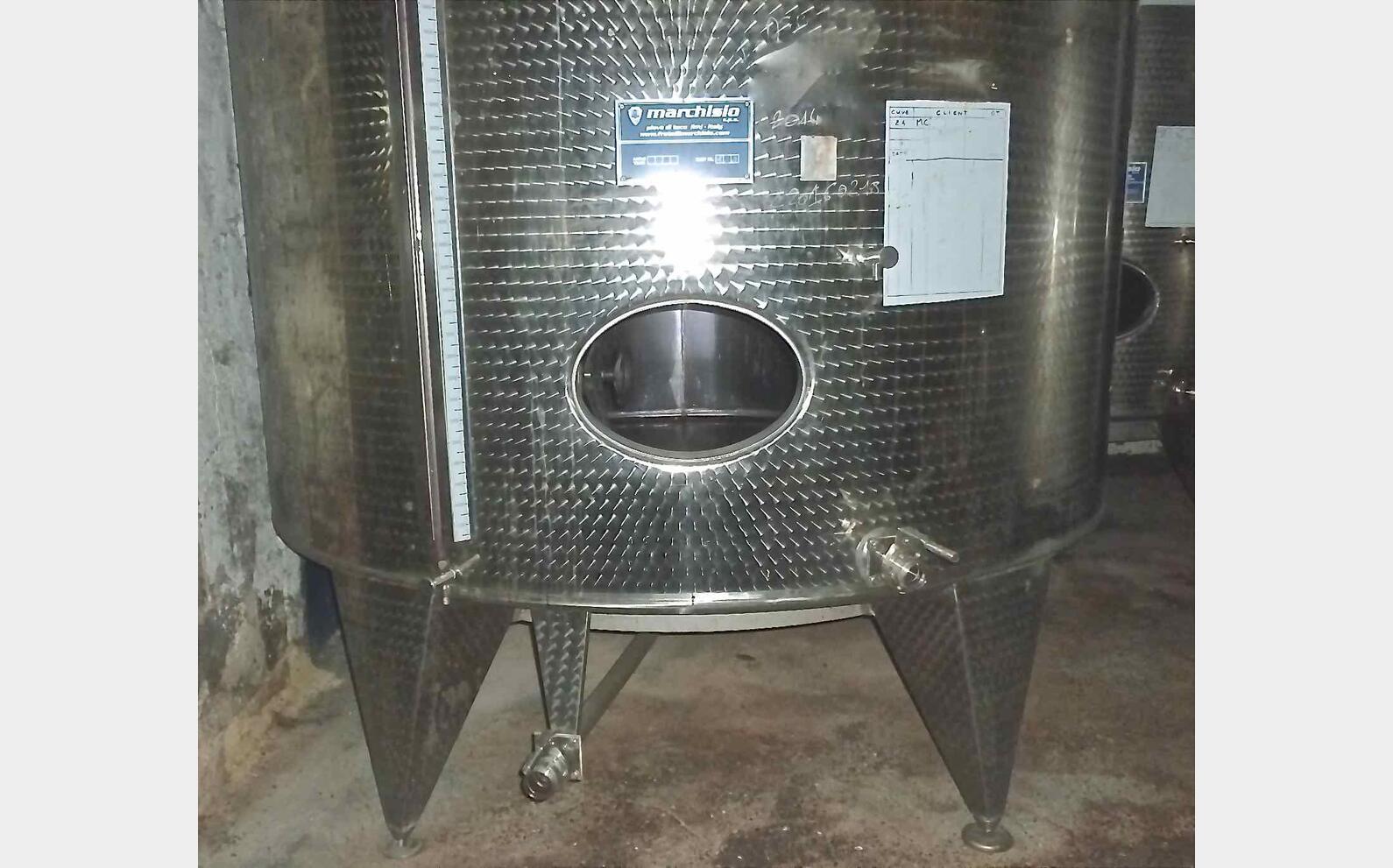 Cuve inox ferm&eacute;e sur pieds