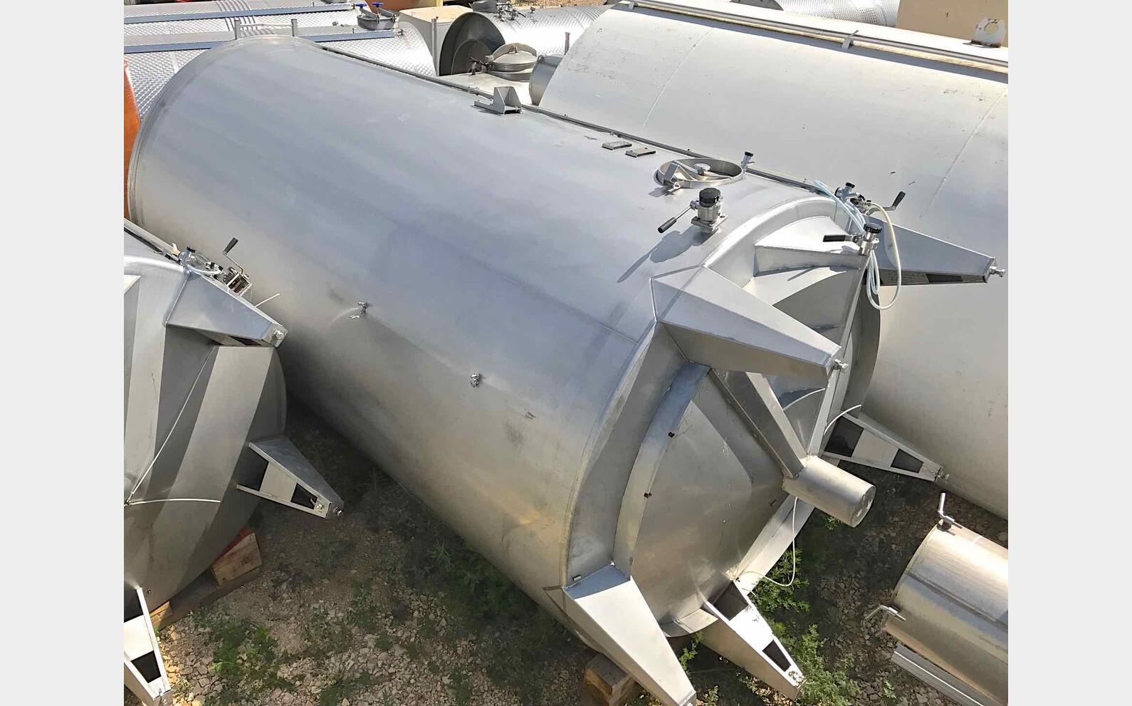 Cuve Inox cylindrique verticale capacit&eacute; : 205,43 hls (20543 litres)