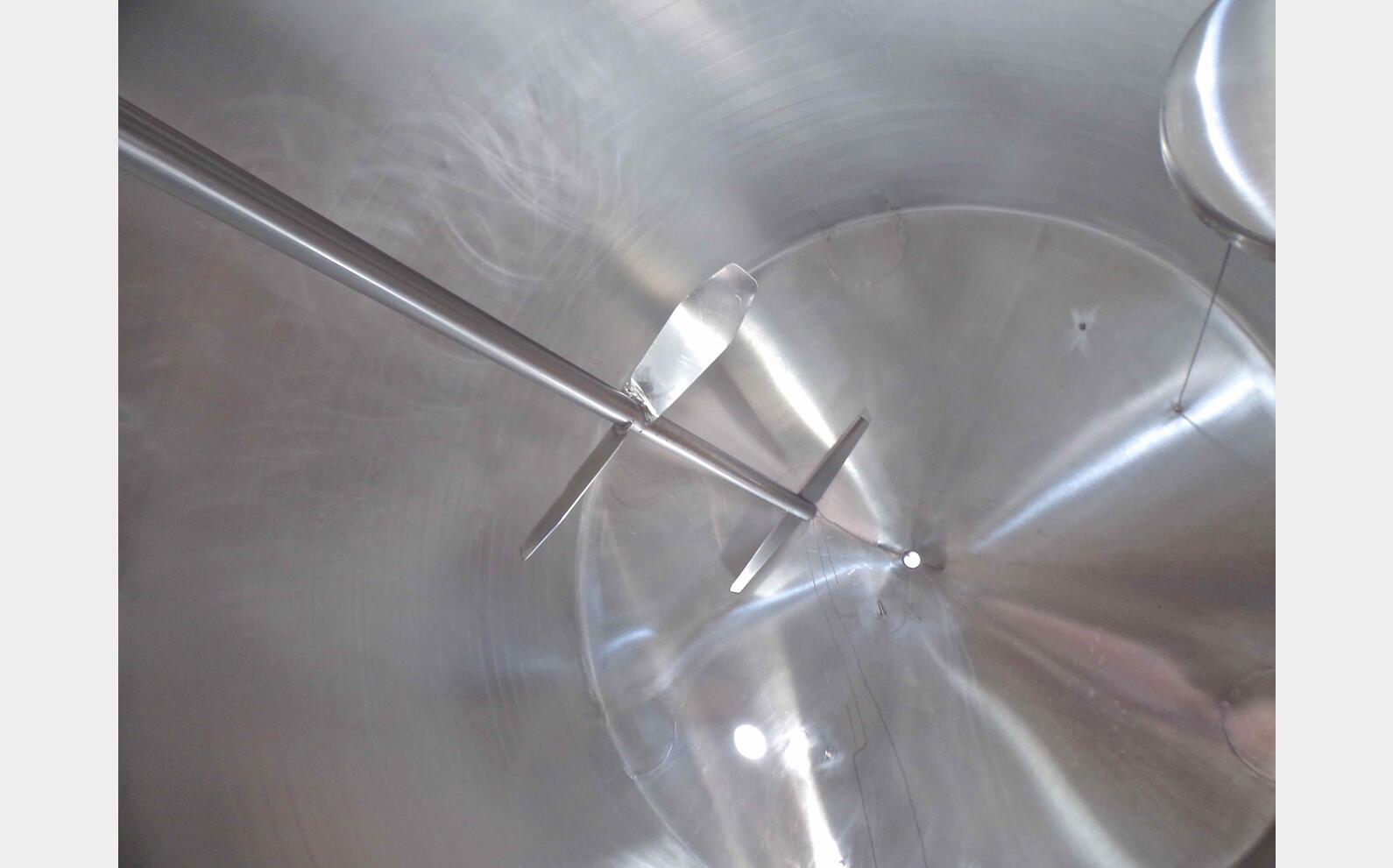 Cuve isol&eacute;e, agit&eacute;e avec circuit INOX 304L