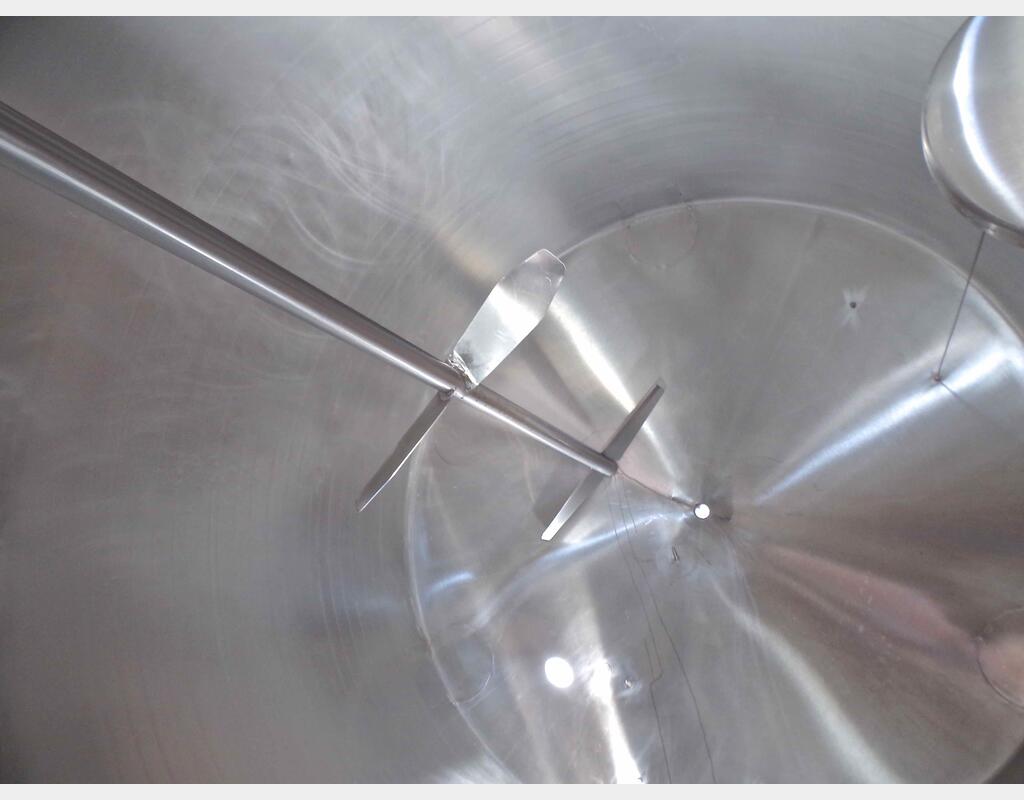 Cuve isolée , agitée , et circuit - volume : 10 000 litres