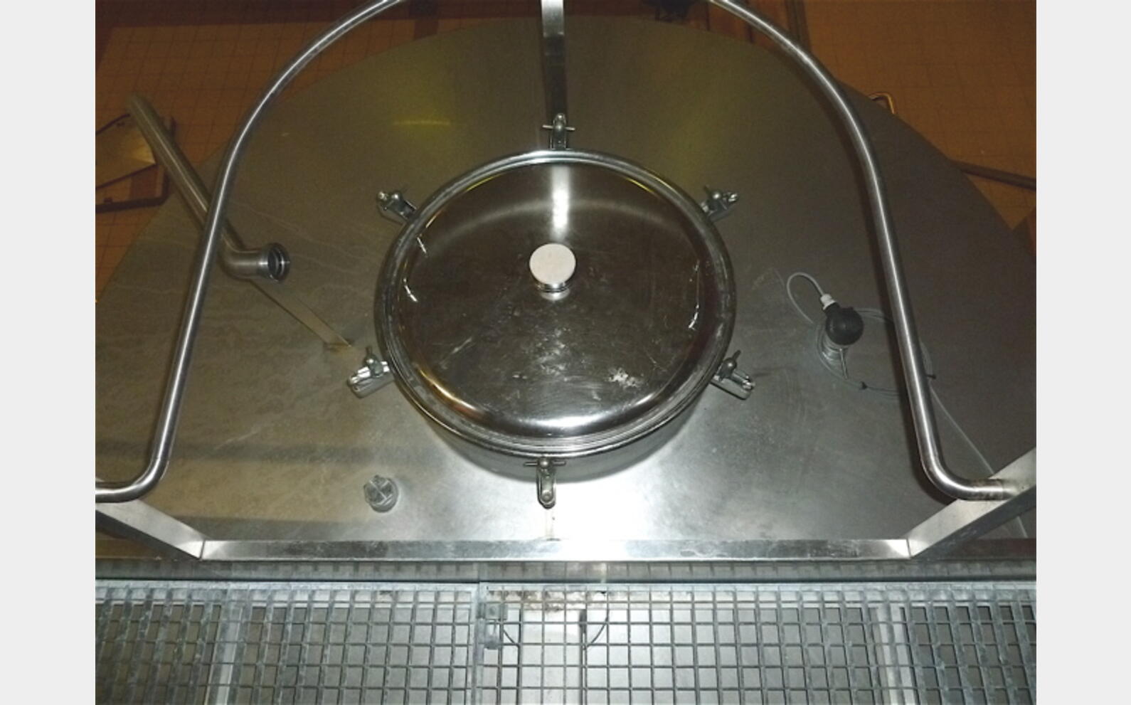 Cuve inox tronconique sur pieds Ann&eacute;e : 1999 Marque : PIERRE GUERIN