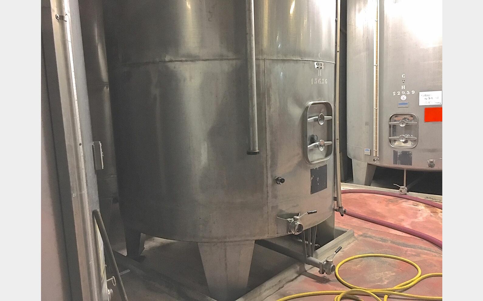 Cuve inox ferm&eacute;e sur pieds