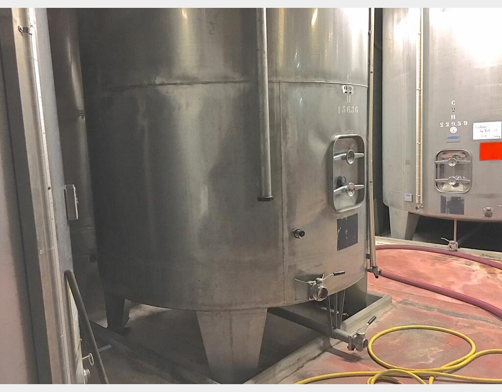 Cuve inox ferm&eacute;e sur pieds