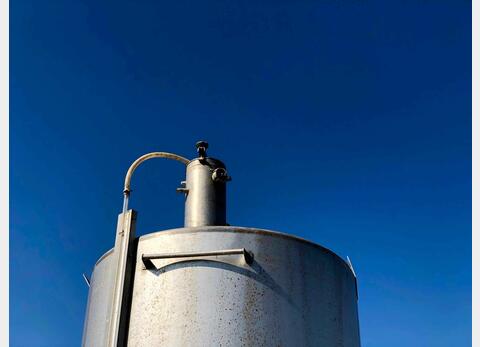 Cuve inox ferm&eacute;e sur pieds