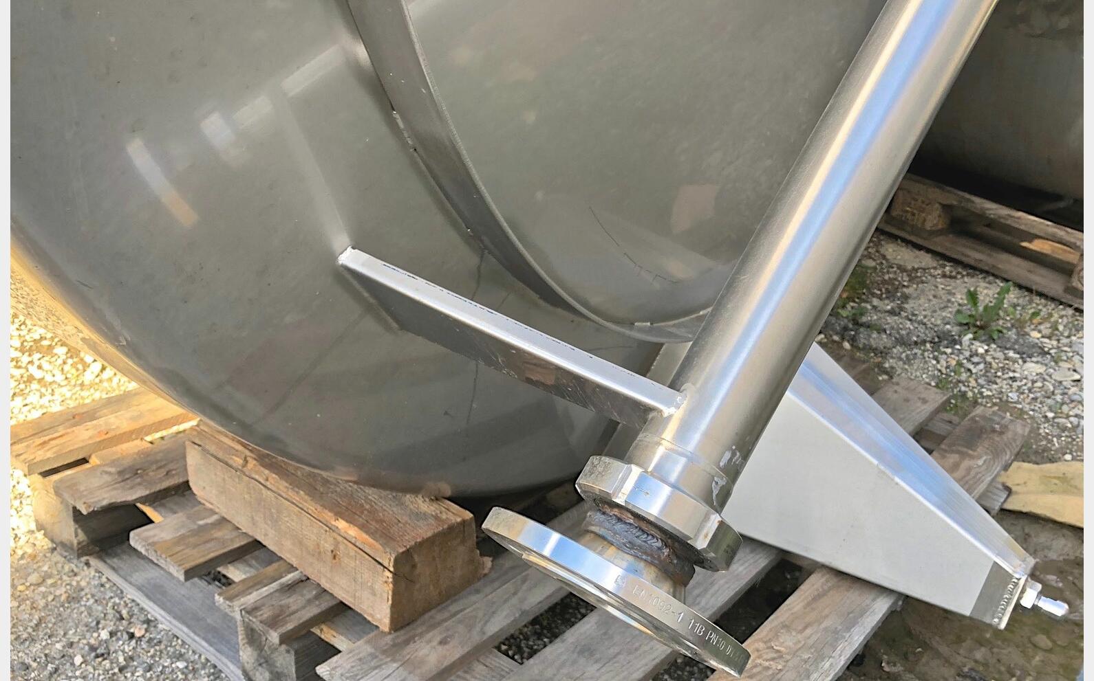 Cuve inox ferm&eacute;e sur pieds