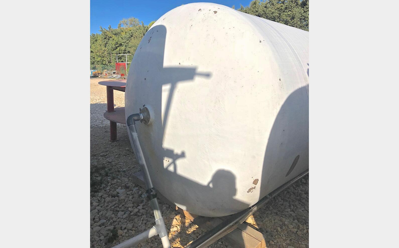 Fiber tank with rounded bottom on feet