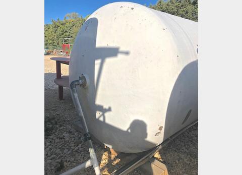 Fiber tank with rounded bottom on feet
