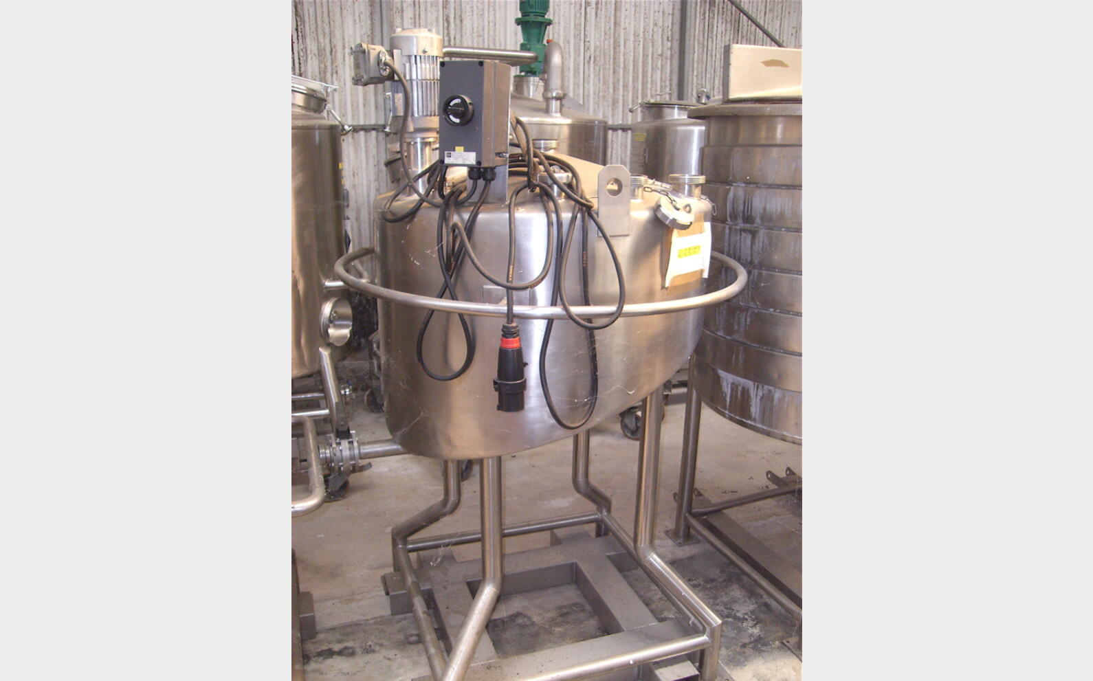 cuve inox 316L agit&eacute;e de 300 litres