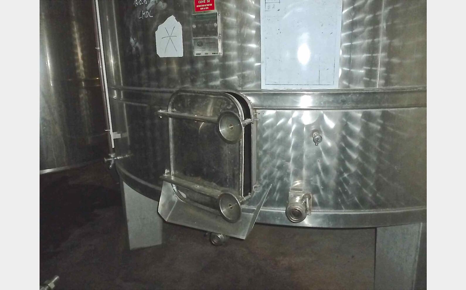 Cuve inox ferm&eacute;e sur pieds