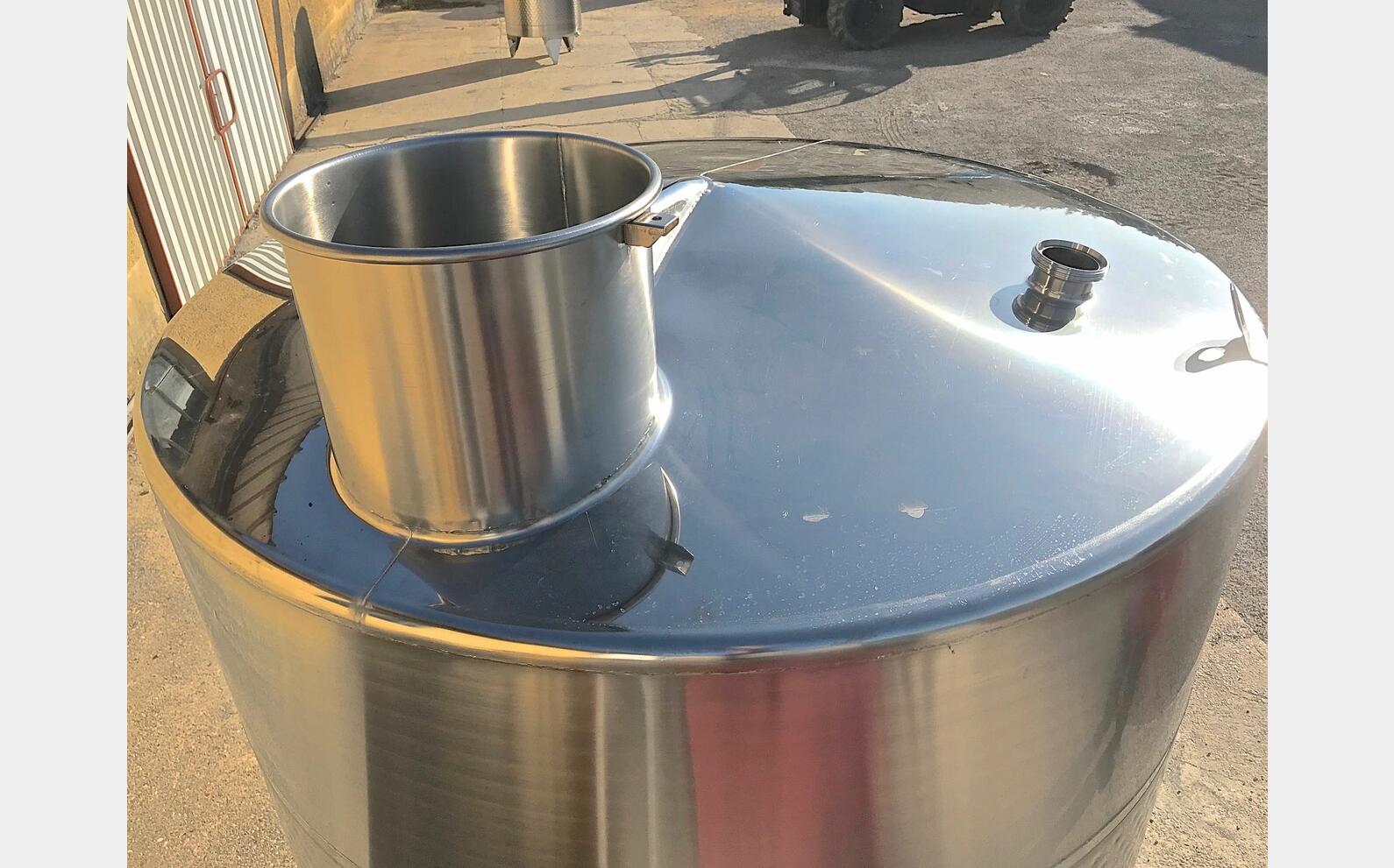 cuve INOX 316 ferm&eacute;e sur pieds MATERIEL NEUF