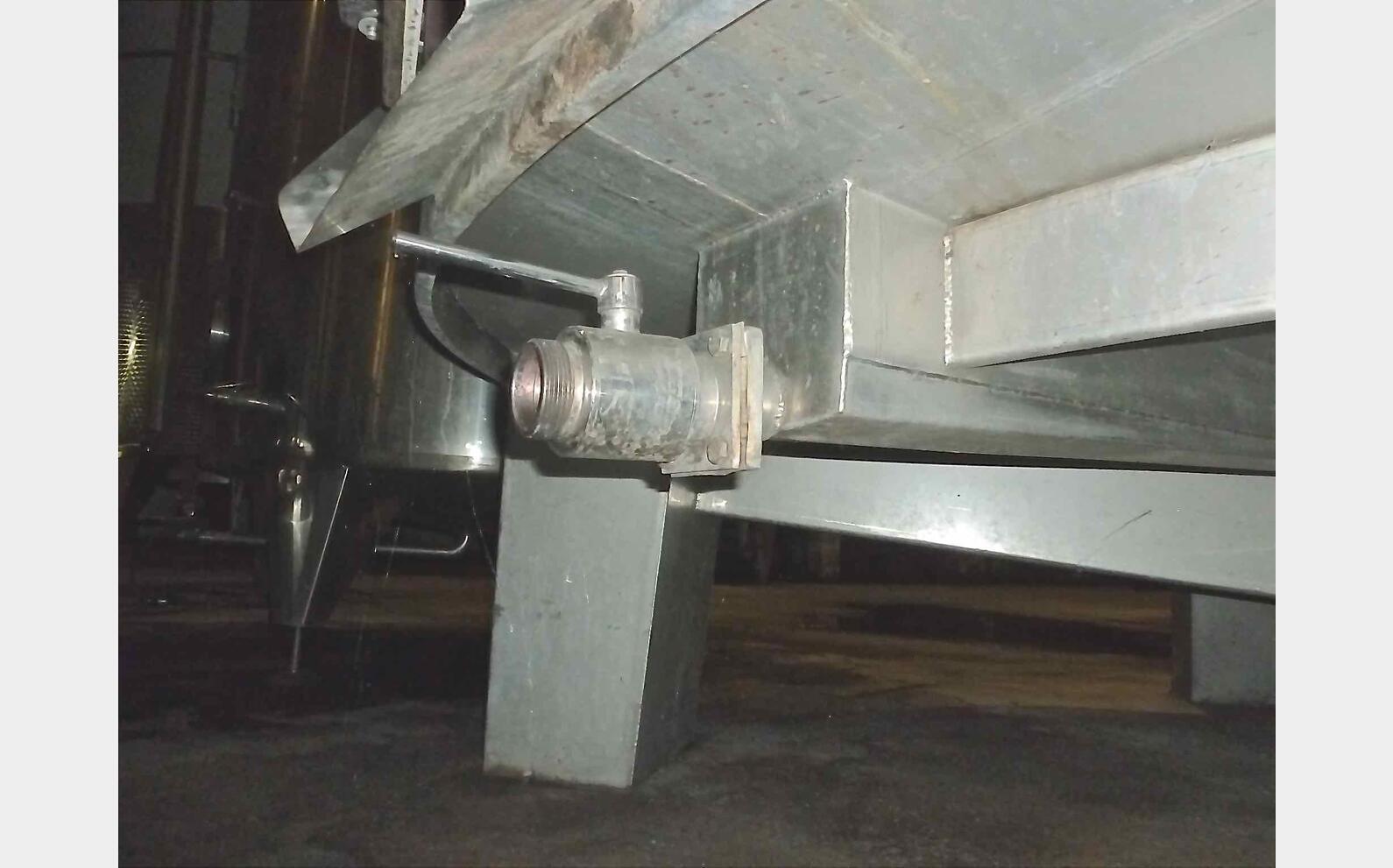 Cuve inox ferm&eacute;e sur pieds