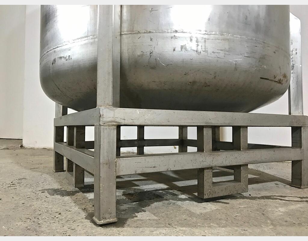 Cuve de stockage cylindrique verticale - sur chassis de 680 L