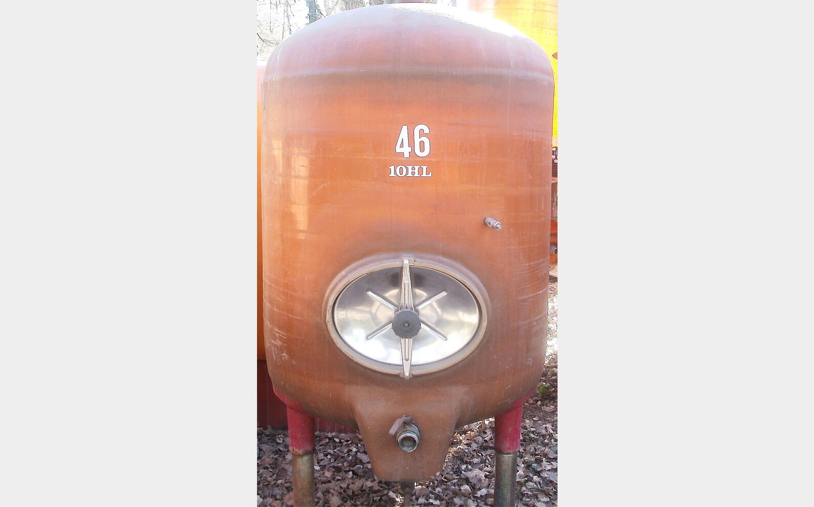 Cuve ferm&eacute;e polyester de 10 hls