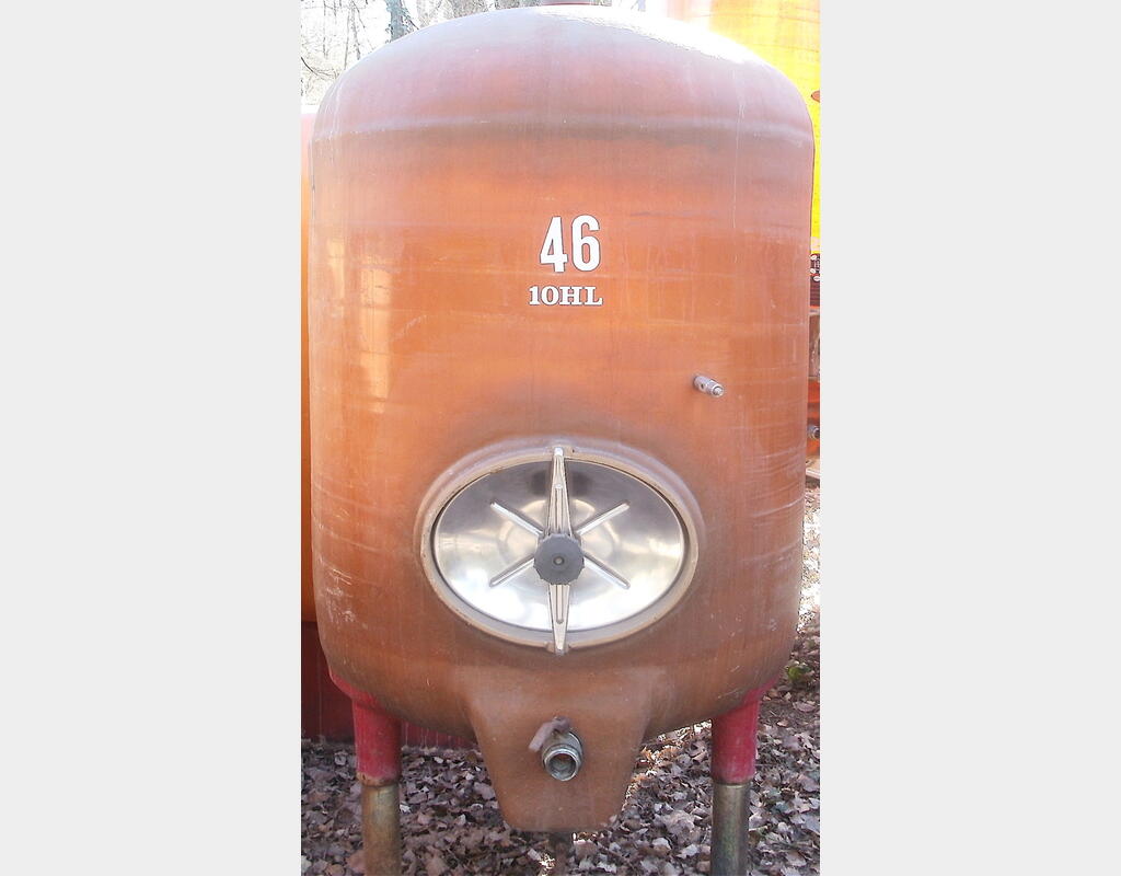 Cuve fermée polyester de 10 hls - cylindrique veticale sur pieds