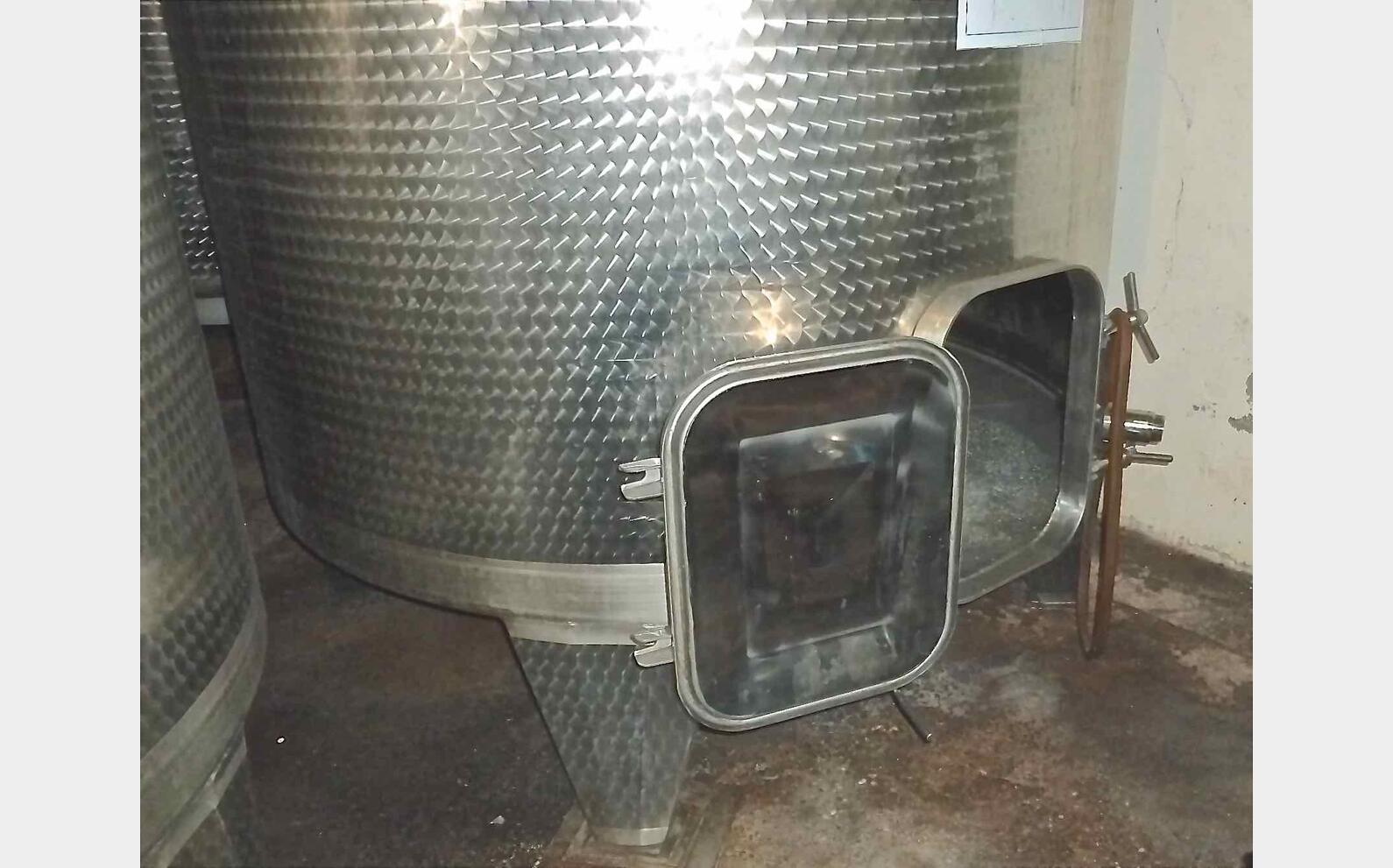 Cuve inox ferm&eacute;e sur pieds