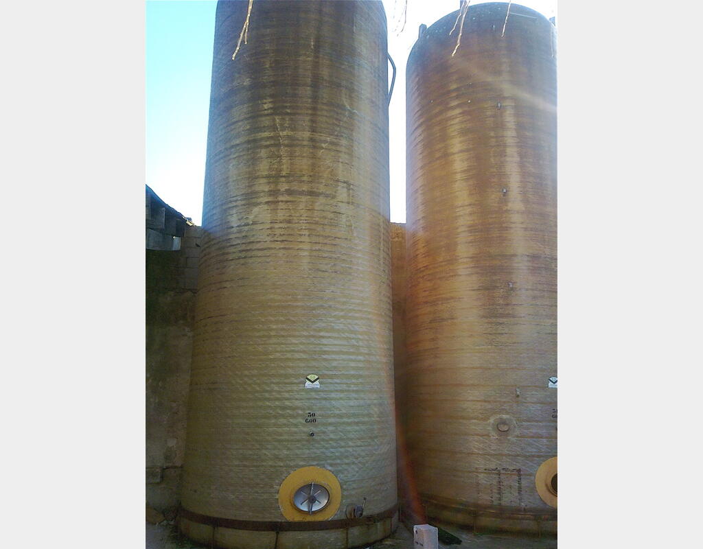 CUVE POLYESTER DE 600 HLS - CYLINDRIQUE VERTICALE FOND PLAT