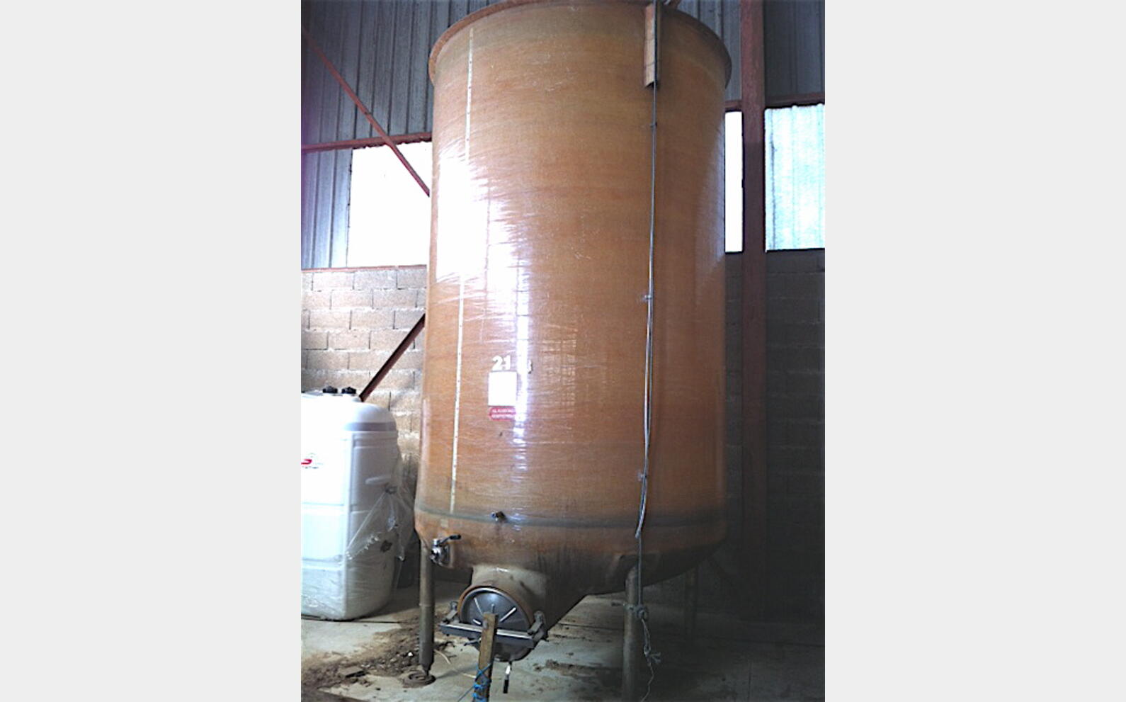 cuve polyester &agrave; chapeau flottant de 100 hls