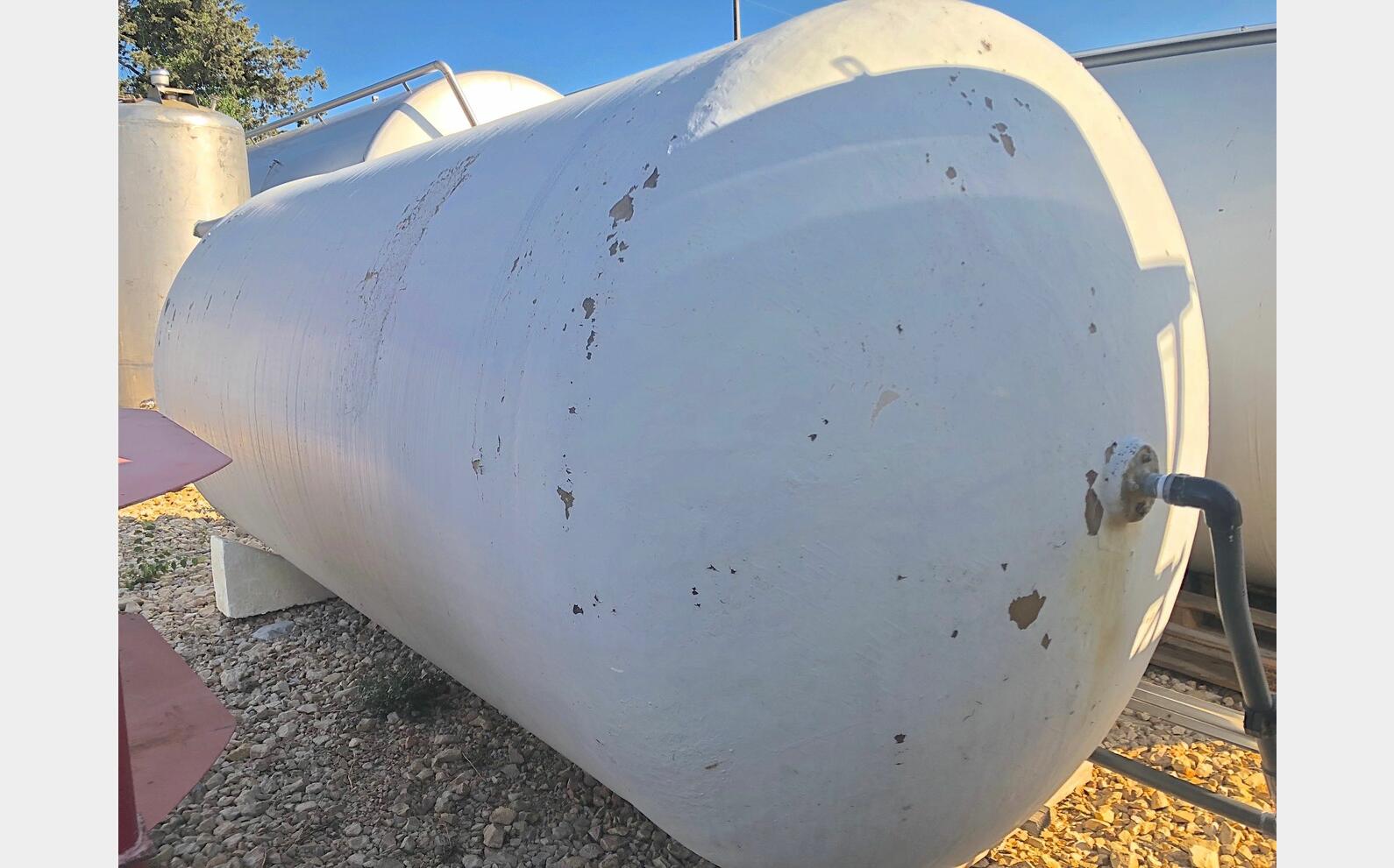Fiber tank with rounded bottom on feet