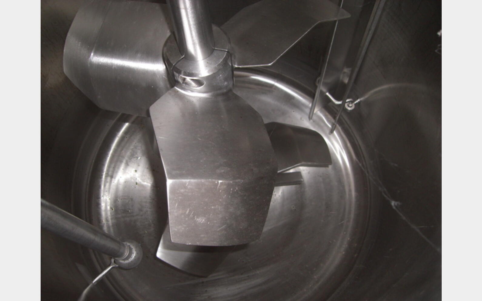 Cuve inox 316L agit&eacute;e, isol&eacute;e, r&eacute;chauf&eacute;&eacute;e