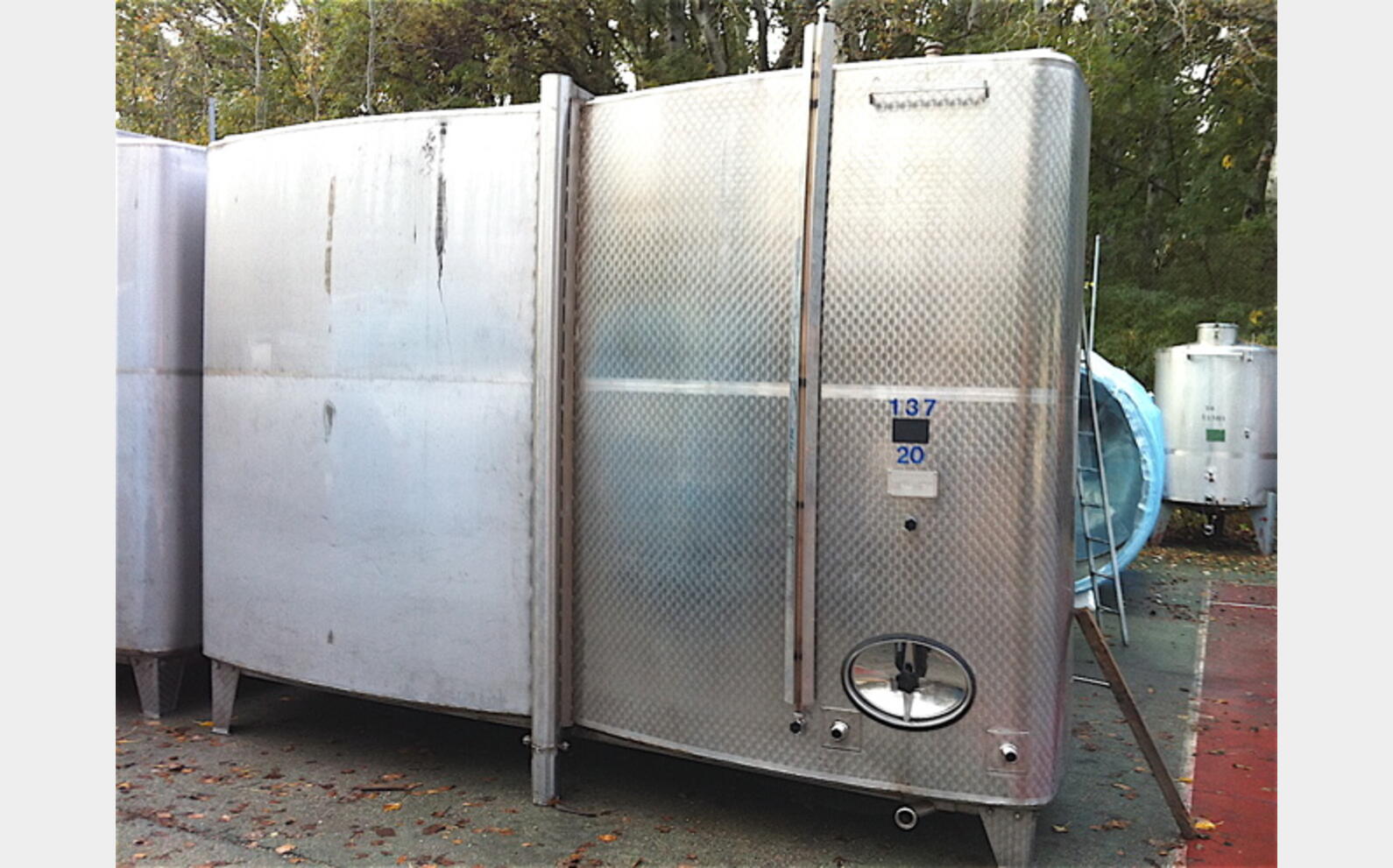cuve stockage INOX 304 Agroalimentaire (vin rouge). Marque : DEFRANCESHI. Ann&eacute;e : 1985.