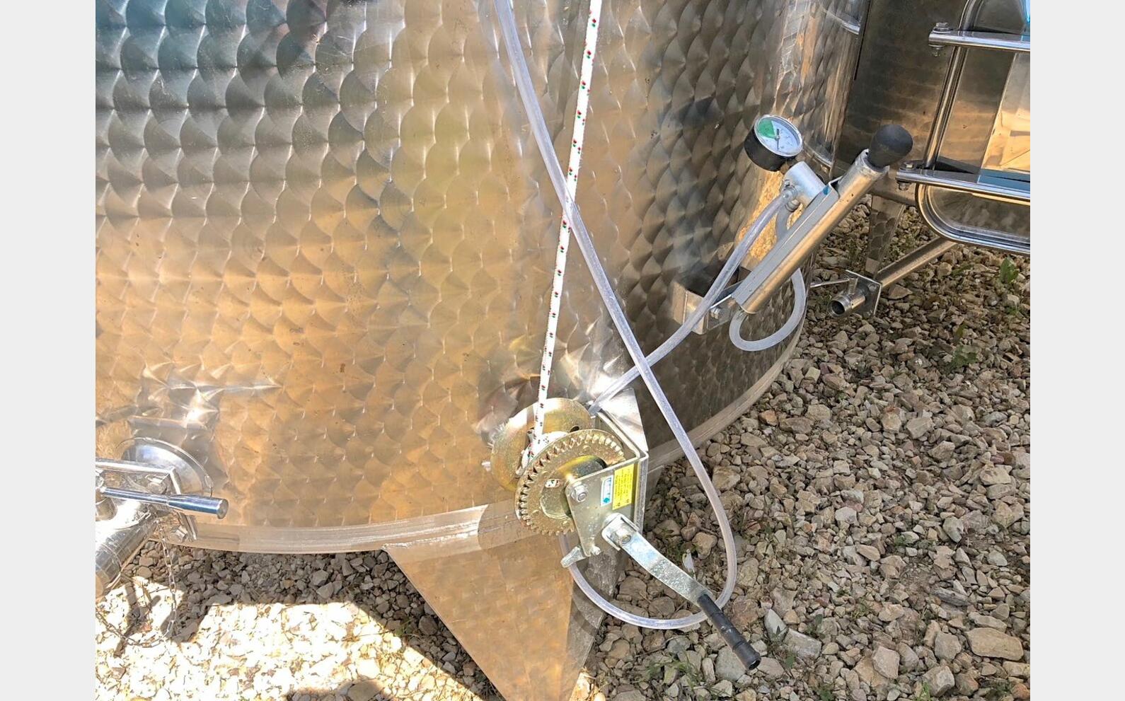 Cuve INOX &agrave; chapeau flottant 50 hls. Fond conique sur pieds