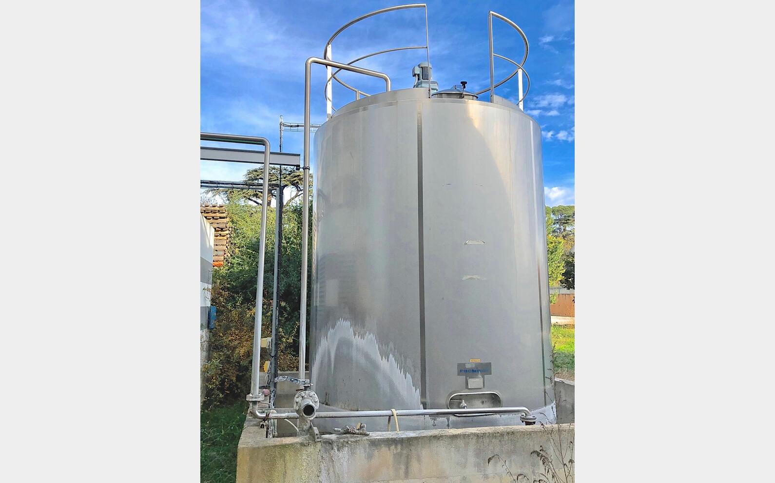 Cuve inox agit&eacute;e isol&eacute;e circuit coquill&eacute; Volume : 21650 litres