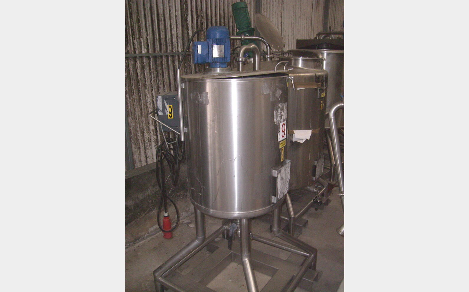 1 cuve inox 316L agit&eacute;e de 200 litres