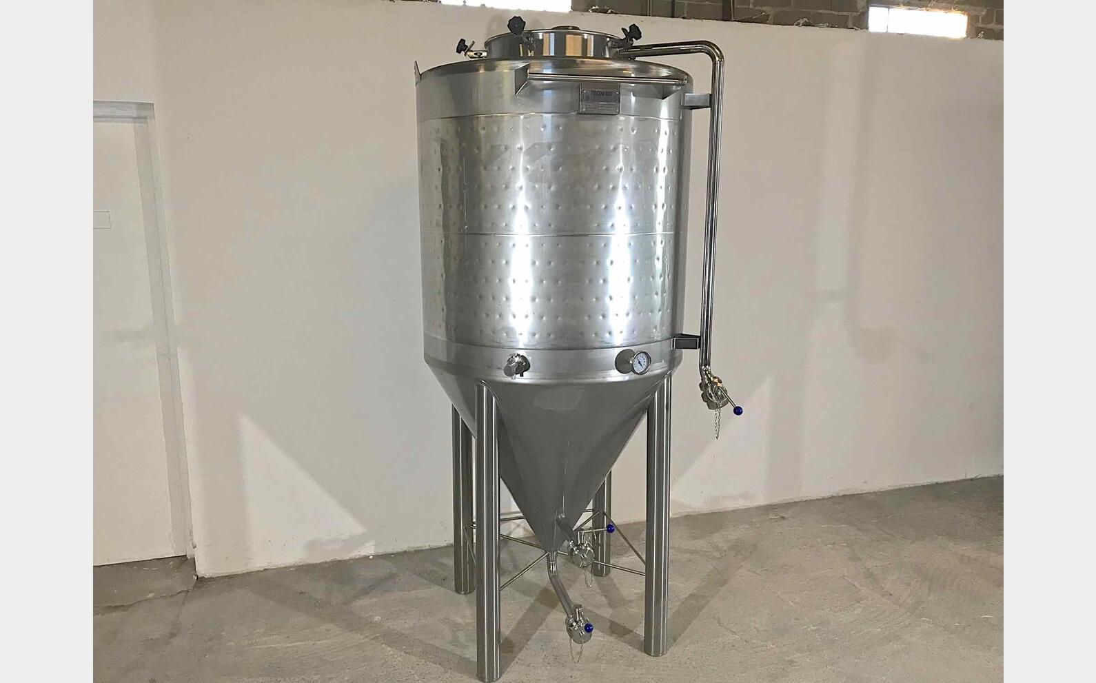 Cuve ferm&eacute;e sur pieds cylindro conique MATERIEL NEUF