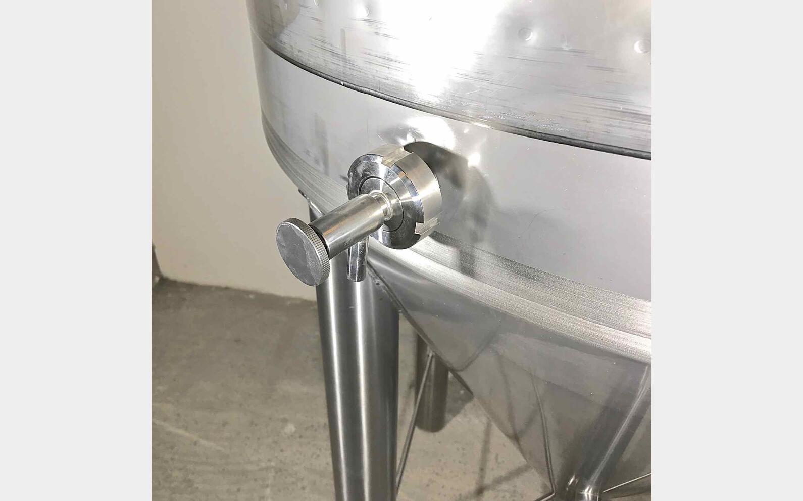 Cuve ferm&eacute;e sur pieds cylindro conique MATERIEL NEUF