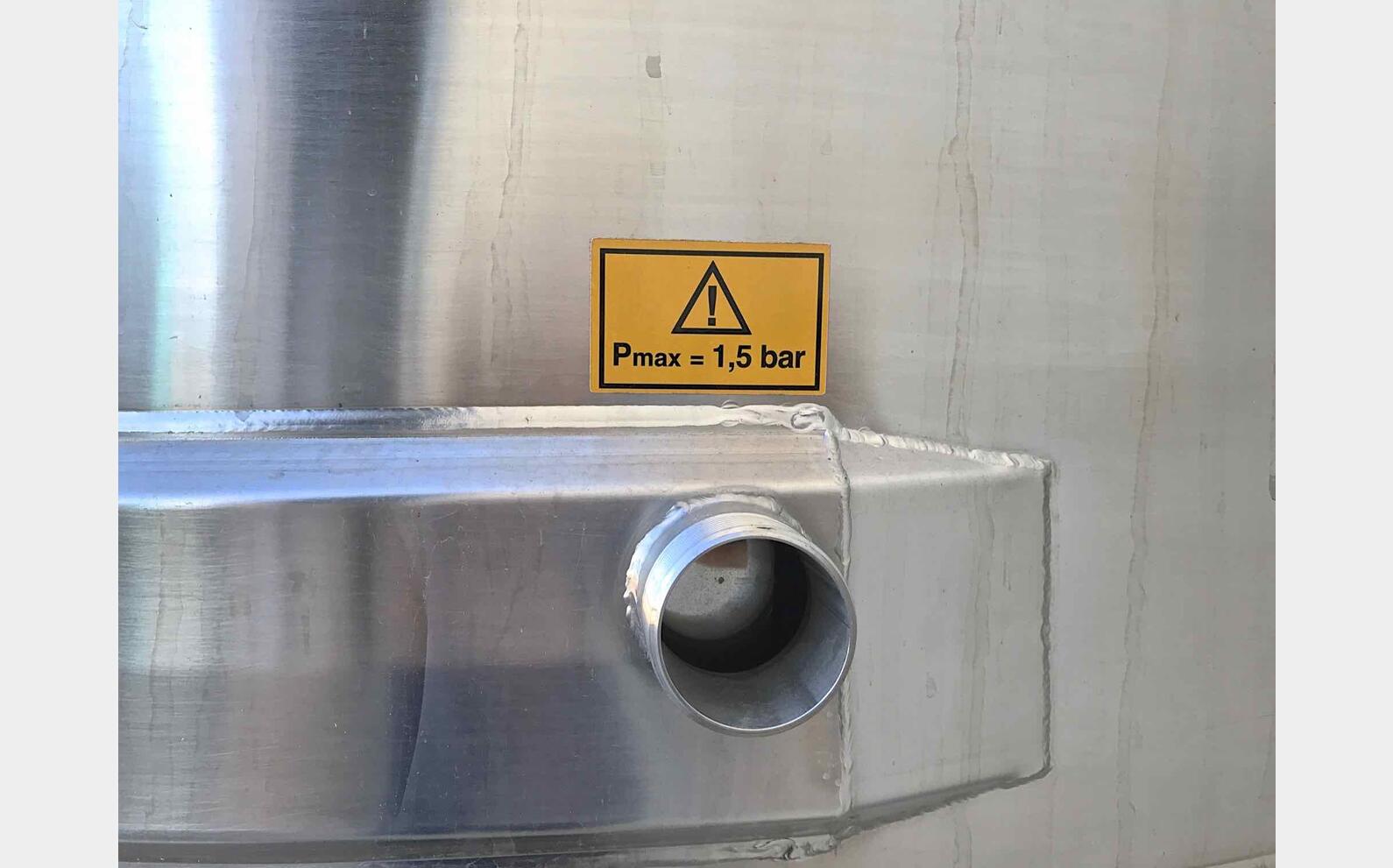 cuve INOX ferm&eacute;e sur pieds de 5300 litres MATERIEL NEUF