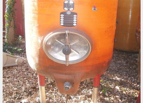 Cuve polyester ferm&eacute;e de 30 hls