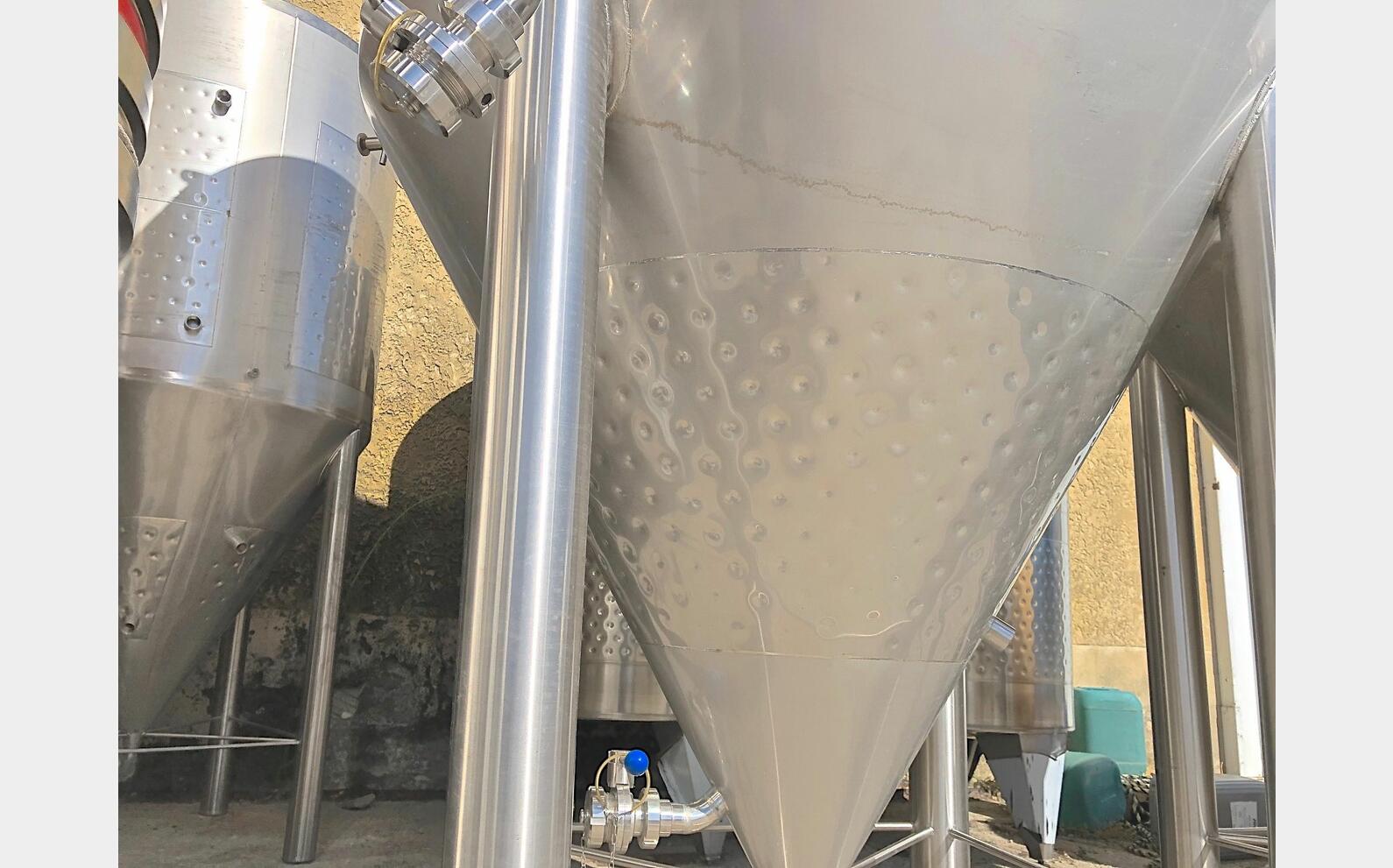 Cuve ferm&eacute;e sur pieds cylindro conique MATERIEL NEUF
