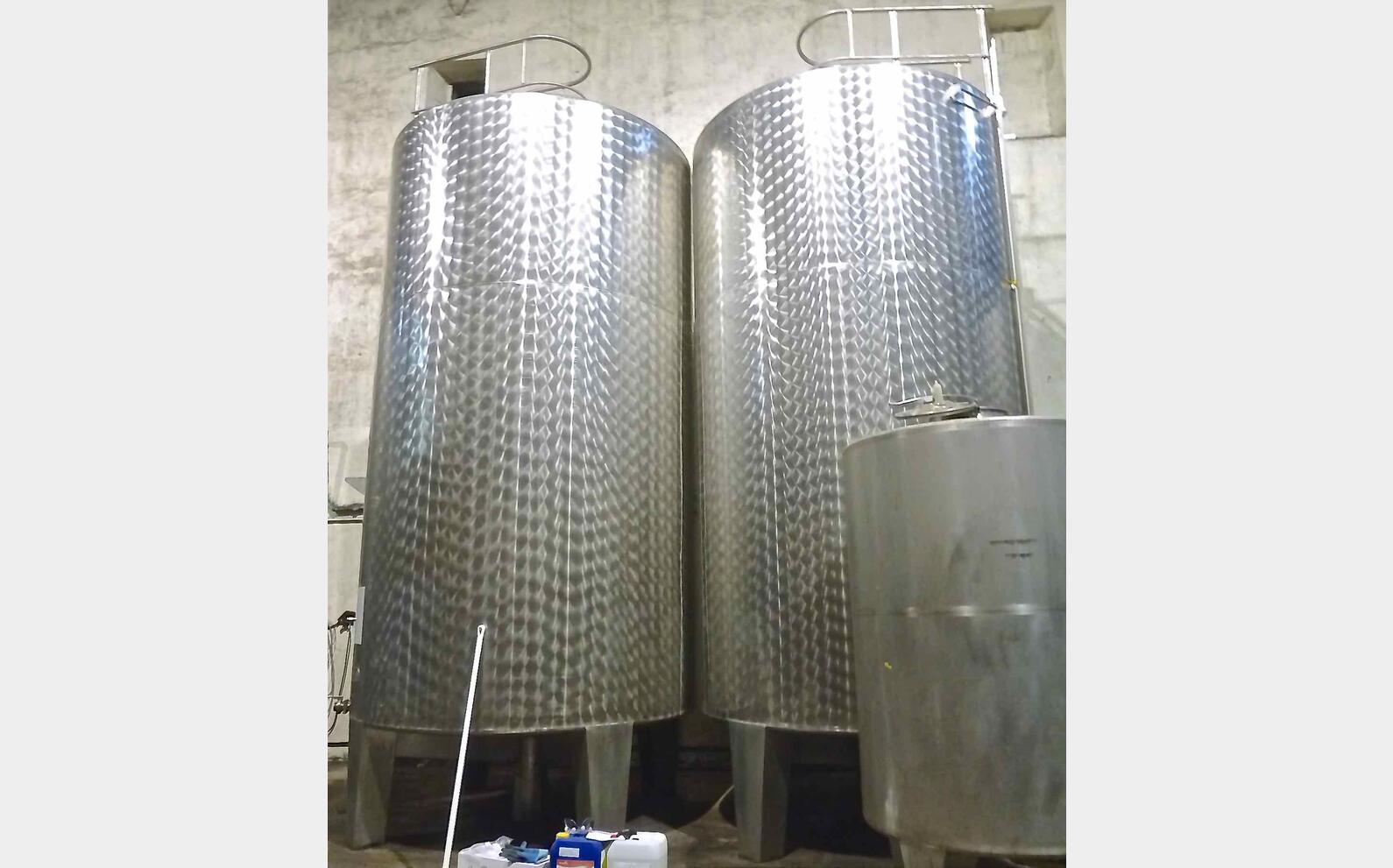Cuve inox ferm&eacute;e sur pieds