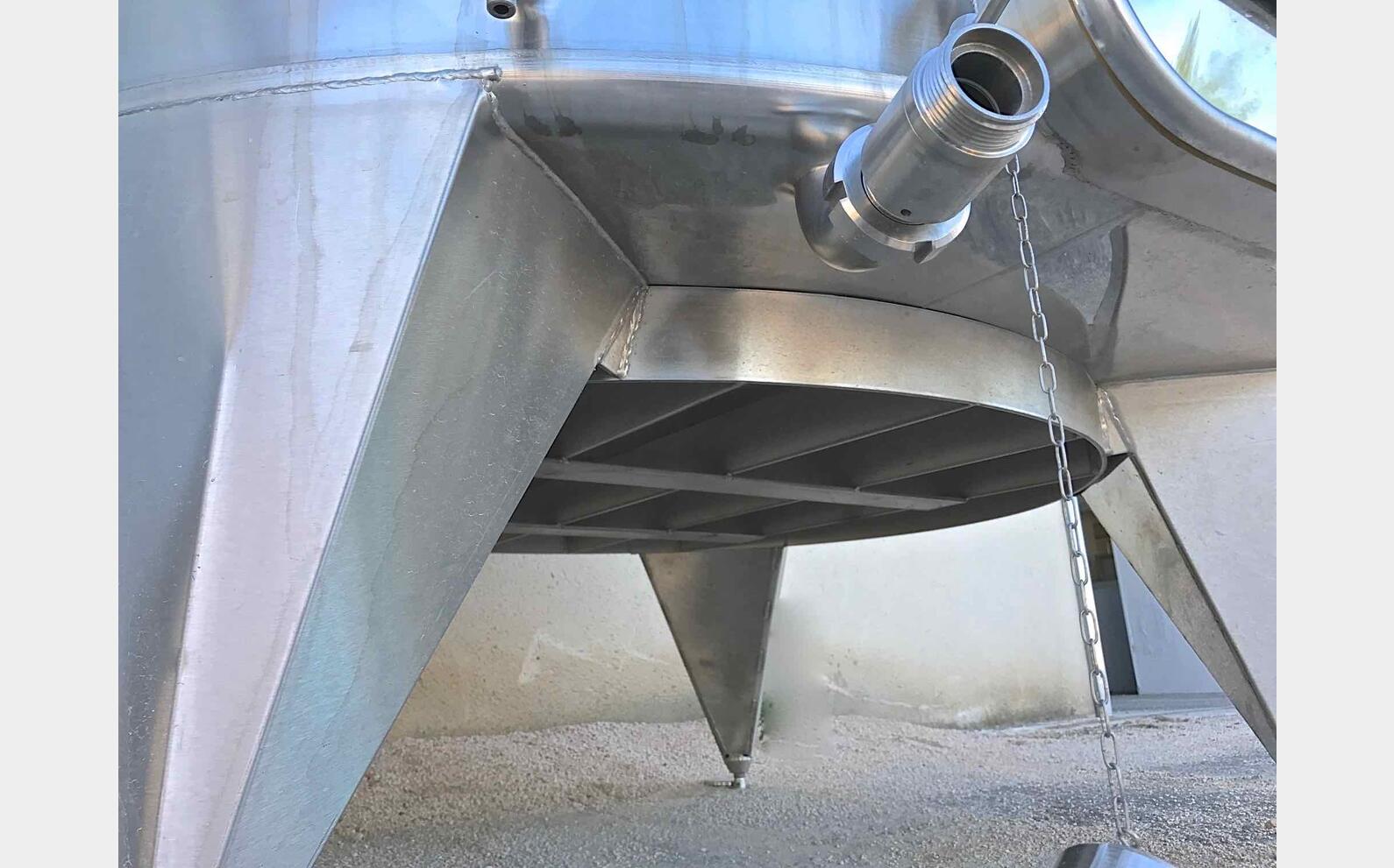 cuve INOX ferm&eacute;e sur pieds de 5300 litres MATERIEL NEUF