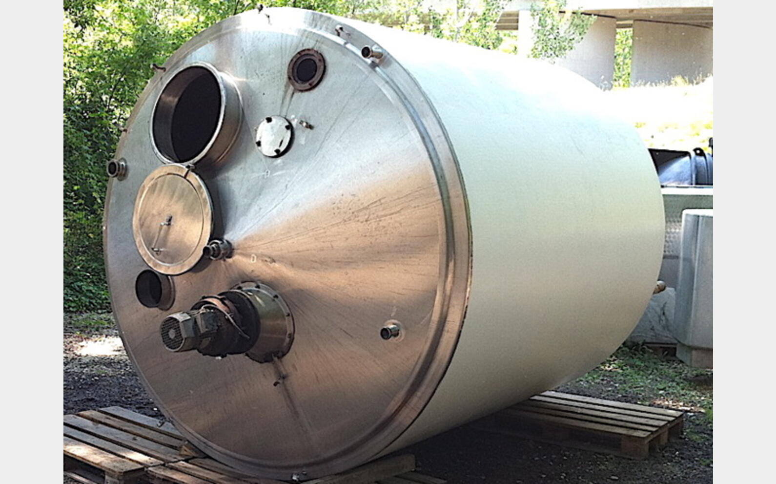 cuve m&eacute;lange INOX 304 Volume : 10000 litres. Isolation acier peint.