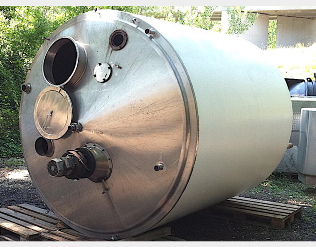 cuve m&eacute;lange INOX 304 Volume : 10000 litres. Isolation acier peint.
