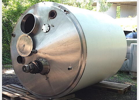 cuve m&eacute;lange INOX 304 Volume : 10000 litres. Isolation acier peint.
