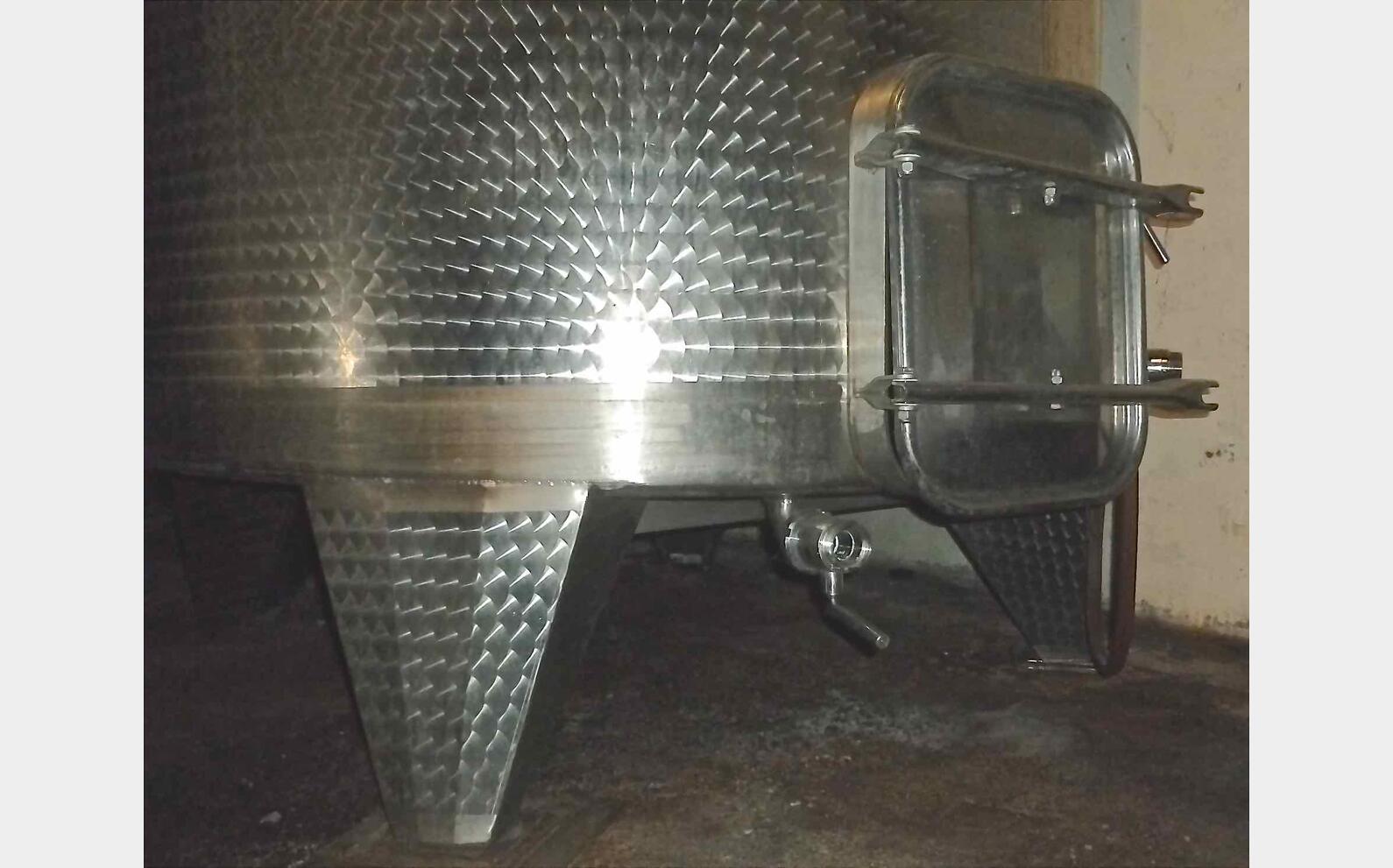 Cuve inox ferm&eacute;e sur pieds