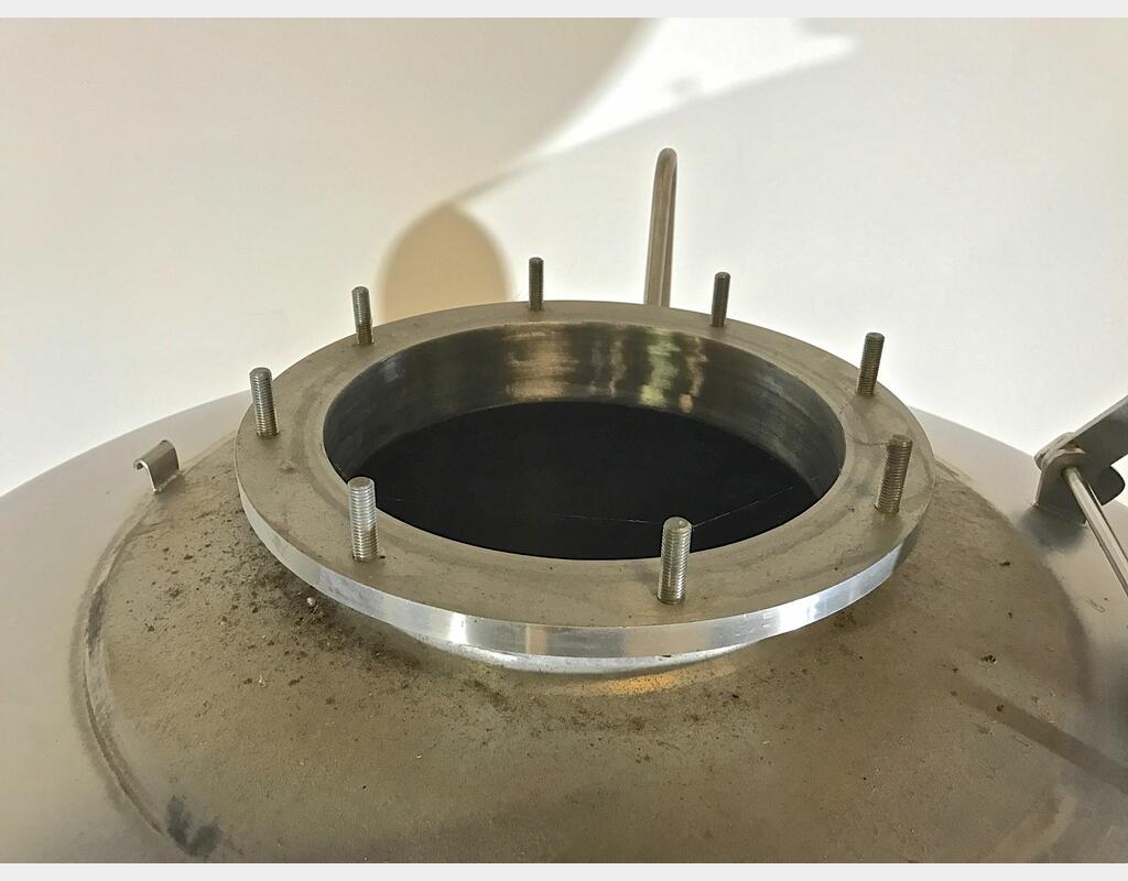 Cuve de stockage cylindrique verticale - sur chassis de 680 L