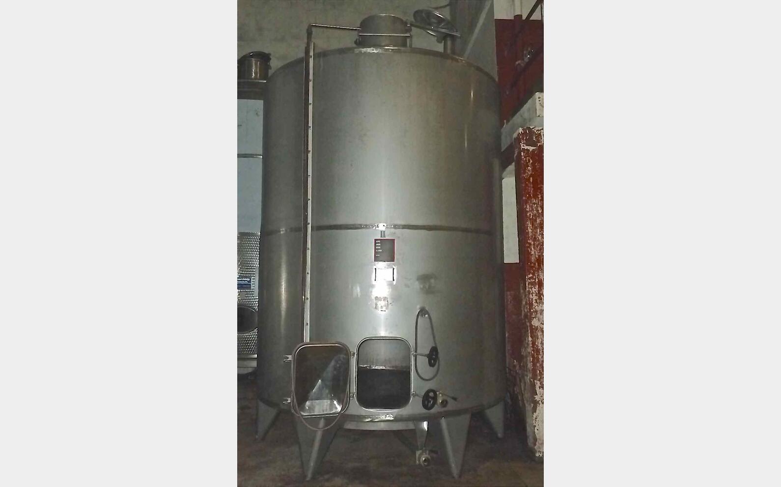 Cuve inox ferm&eacute;e sur pieds