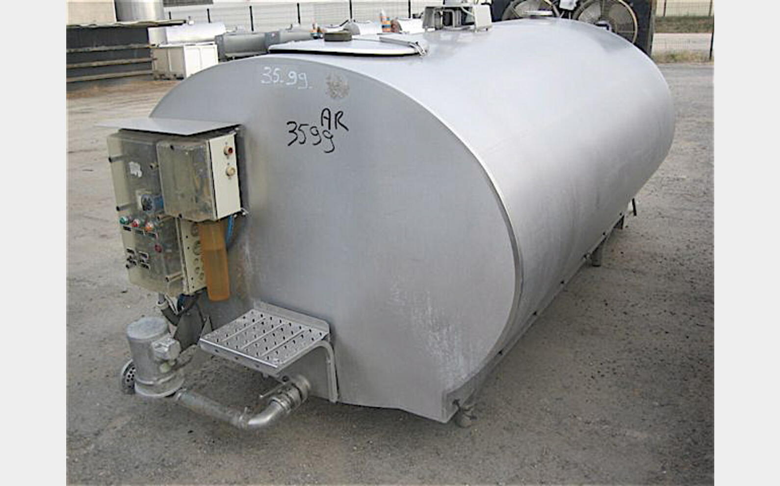 Tank &agrave; lait 2500 litres Groupe de froid et agitation .