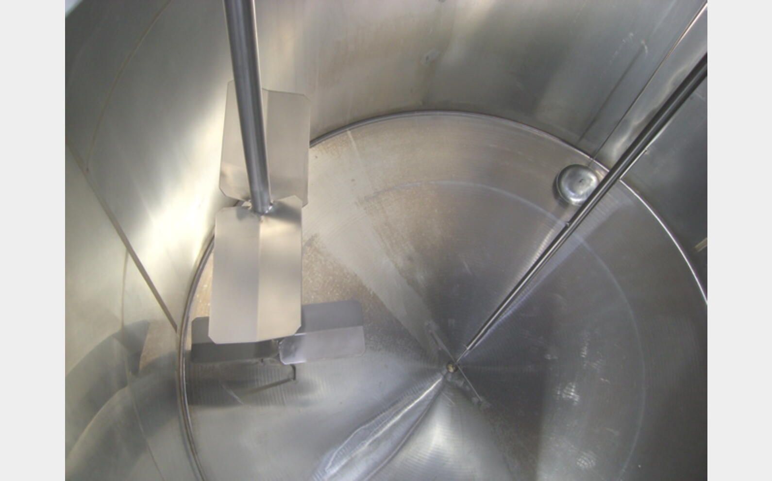 Cuve INOX agit&eacute;e Volume : 8000 litres